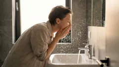 Calda o fredda: qual è davvero l'acqua migliore per lavarsi il viso?